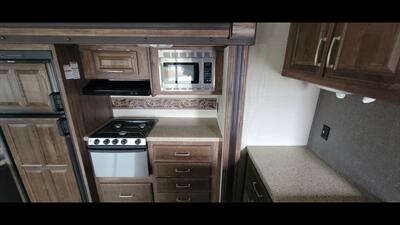 2015 KEYSTONE COUGAR 33 RES   - Photo 22 - Aurora, MO 65605