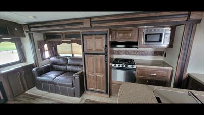 2015 KEYSTONE COUGAR 33 RES   - Photo 19 - Aurora, MO 65605