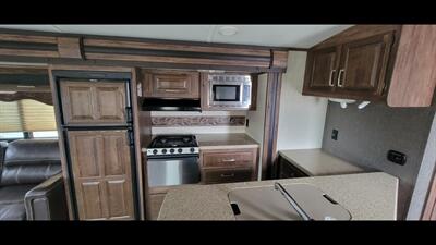 2015 KEYSTONE COUGAR 33 RES   - Photo 18 - Aurora, MO 65605