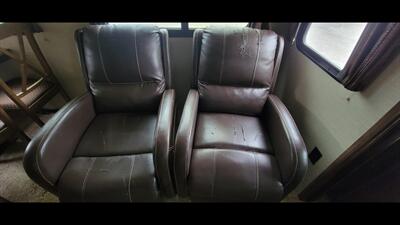 2015 KEYSTONE COUGAR 33 RES   - Photo 28 - Aurora, MO 65605