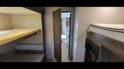 2019 DUTCHMEN COLEMAN 337BH   - Photo 33 - Aurora, MO 65605