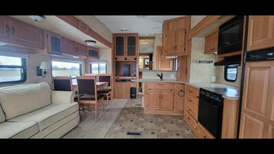 2009 KEYSTONE MONTANA 3075RL   - Photo 10 - Aurora, MO 65605