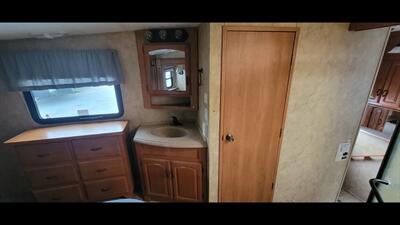 2009 KEYSTONE MONTANA 3075RL   - Photo 32 - Aurora, MO 65605