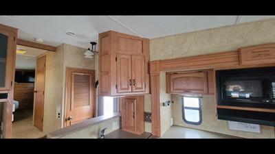 2009 KEYSTONE MONTANA 3075RL   - Photo 29 - Aurora, MO 65605