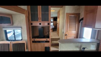 2009 KEYSTONE MONTANA 3075RL   - Photo 13 - Aurora, MO 65605