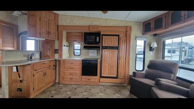 2009 KEYSTONE MONTANA 3075RL   - Photo 24 - Aurora, MO 65605