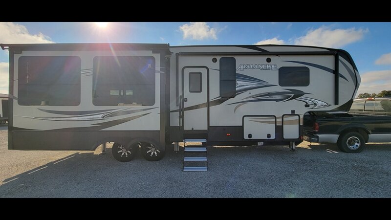 2016 KEYSTONE AVALANCHE 300 RE  