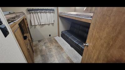 2017 CROSSROADS ZINGER 33BH   - Photo 27 - Aurora, MO 65605