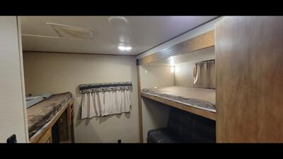 2017 CROSSROADS ZINGER 33BH   - Photo 28 - Aurora, MO 65605