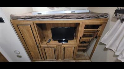 2017 CROSSROADS ZINGER 33BH   - Photo 32 - Aurora, MO 65605