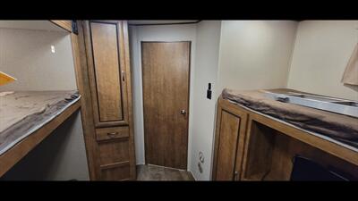 2017 CROSSROADS ZINGER 33BH   - Photo 31 - Aurora, MO 65605