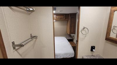 2017 CROSSROADS ZINGER 33BH   - Photo 38 - Aurora, MO 65605