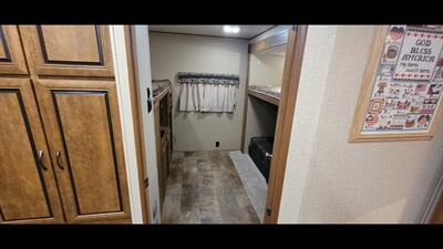2017 CROSSROADS ZINGER 33BH   - Photo 26 - Aurora, MO 65605
