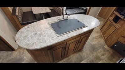 2017 CROSSROADS ZINGER 33BH   - Photo 19 - Aurora, MO 65605