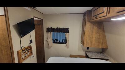 2017 CROSSROADS ZINGER 33BH   - Photo 43 - Aurora, MO 65605