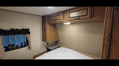 2017 CROSSROADS ZINGER 33BH   - Photo 42 - Aurora, MO 65605