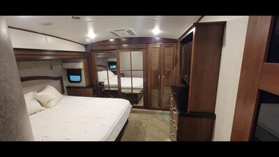 2017 JAYCO PINNACLE 36RSQS - Photo 37 - Aurora, MO 65605