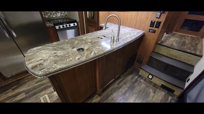 2017 JAYCO PINNACLE 36RSQS - Photo 12 - Aurora, MO 65605