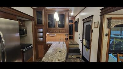 2017 JAYCO PINNACLE 36RSQS - Photo 11 - Aurora, MO 65605