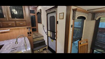 2017 JAYCO PINNACLE 36RSQS - Photo 10 - Aurora, MO 65605