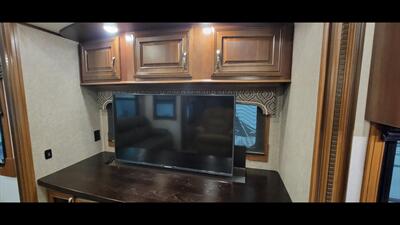 2017 JAYCO PINNACLE 36RSQS - Photo 18 - Aurora, MO 65605