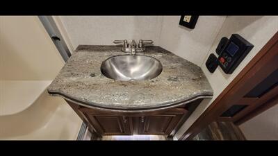 2017 JAYCO PINNACLE 36RSQS - Photo 32 - Aurora, MO 65605