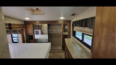 2016 KEYSTONE SPRINTER 298 FWRLS   - Photo 38 - Aurora, MO 65605