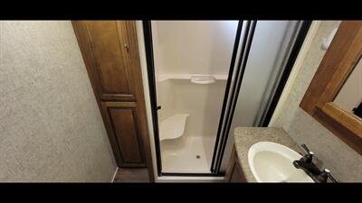 2016 KEYSTONE SPRINTER 298 FWRLS   - Photo 32 - Aurora, MO 65605