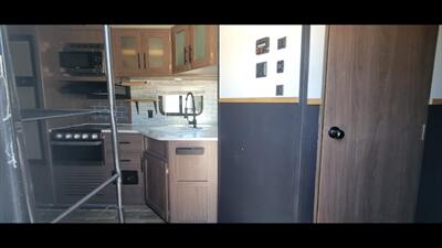 2020 KEYSTONE HIDEOUT 338LHS   - Photo 11 - Aurora, MO 65605