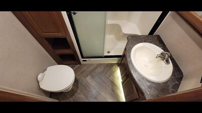 2016 JAYCO NORTH POINT 377RLBH   - Photo 39 - Aurora, MO 65605