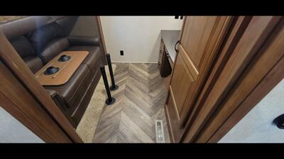 2016 JAYCO NORTH POINT 377RLBH   - Photo 29 - Aurora, MO 65605