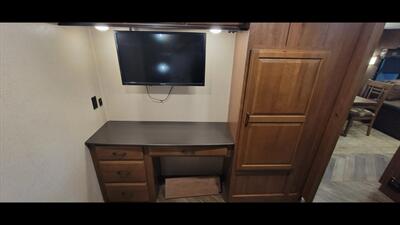 2016 JAYCO NORTH POINT 377RLBH   - Photo 33 - Aurora, MO 65605