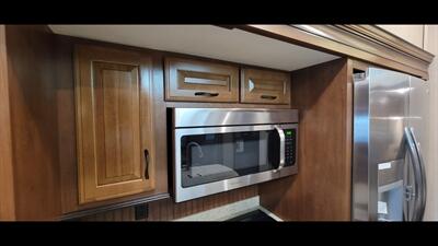 2016 JAYCO NORTH POINT 377RLBH   - Photo 26 - Aurora, MO 65605
