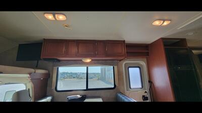 2015 Winnebago MINNIE WINNIE 31H - Photo 16 - Aurora, MO 65605