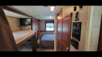 2015 Winnebago MINNIE WINNIE 31H - Photo 27 - Aurora, MO 65605