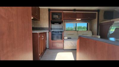 2015 Winnebago MINNIE WINNIE 31H - Photo 9 - Aurora, MO 65605