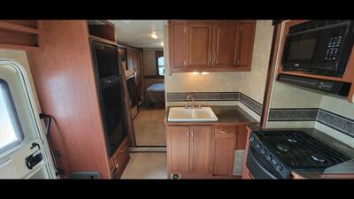2015 Winnebago MINNIE WINNIE 31H - Photo 19 - Aurora, MO 65605