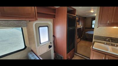 2015 Winnebago MINNIE WINNIE 31H - Photo 18 - Aurora, MO 65605