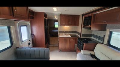 2015 Winnebago MINNIE WINNIE 31H - Photo 10 - Aurora, MO 65605