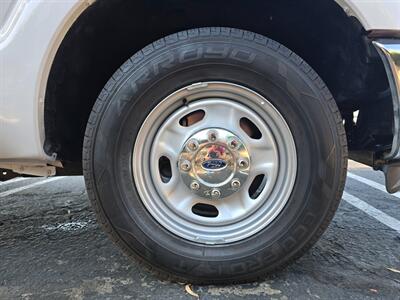 2015 Ford F250 XL UTILITY 6.2L GAS,ONLY 4 NEW TIRES! - Photo 14 - Santa Ana, CA 92703