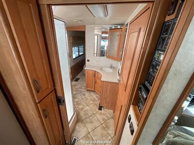 2006 Winnebago Itasca Meridian   - Photo 24 - Burbank, CA 91502