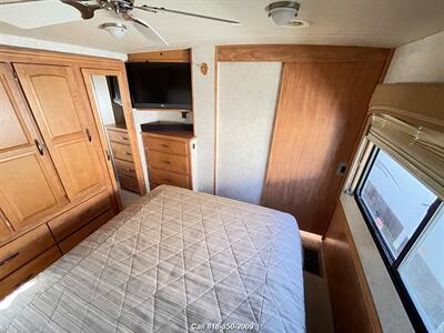 2006 Winnebago Itasca Meridian   - Photo 38 - Burbank, CA 91502