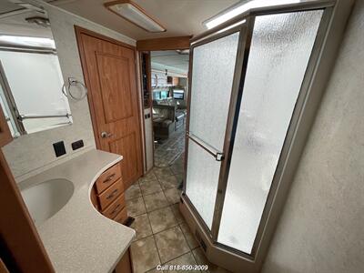 2006 Winnebago Itasca Meridian   - Photo 28 - Burbank, CA 91502