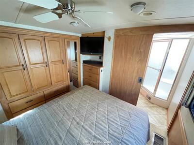 2006 Winnebago Itasca Meridian   - Photo 37 - Burbank, CA 91502