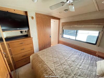 2006 Winnebago Itasca Meridian   - Photo 36 - Burbank, CA 91502