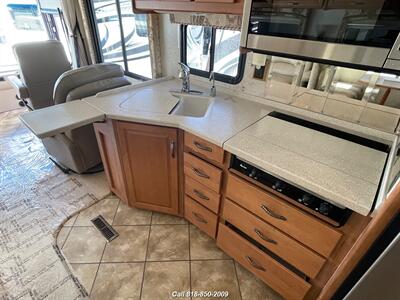 2006 Winnebago Itasca Meridian   - Photo 13 - Burbank, CA 91502