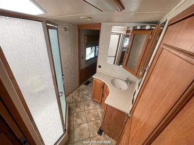 2006 Winnebago Itasca Meridian   - Photo 25 - Burbank, CA 91502