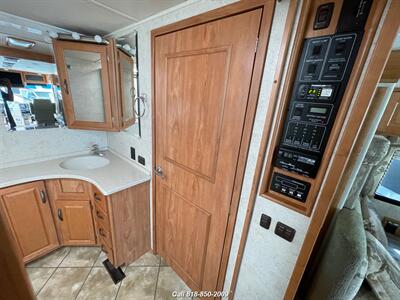 2006 Winnebago Itasca Meridian   - Photo 26 - Burbank, CA 91502