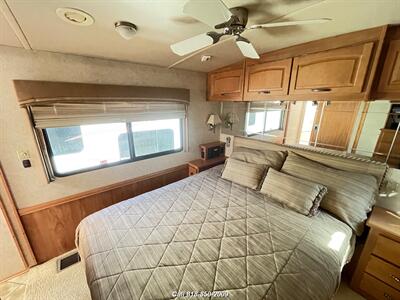 2006 Winnebago Itasca Meridian   - Photo 35 - Burbank, CA 91502