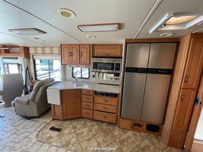 2006 Winnebago Itasca Meridian   - Photo 11 - Burbank, CA 91502